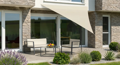 Shade sail Teneriffa 360 × 360 × 360 cm in ecru above a small seating area on the terrace of a modern house, with a green lawn and shrubs in front. AI-generated image.