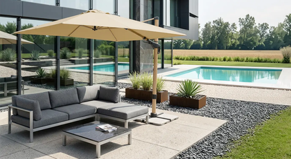 Ampelschirm Rhodos Twist Woody 300 × 300 cm in Natur auf einer Terrasse mit Loungemöbeln und niedrigem Tisch, mit modernem Haus, Pool und grüner Landschaft im Hintergrund. KI-generiertes BIld.