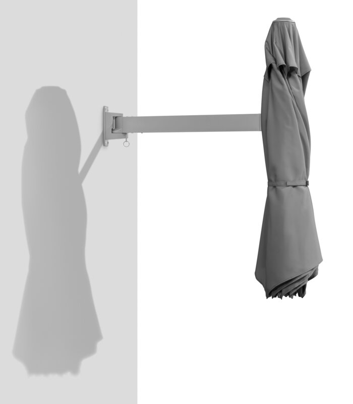 Schneider Sonnenschirm Muro in Anthrazit, 250 cm Durchmesser, an Wand montiert, geschlossen.
