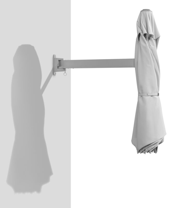 Schneider Sonnenschirm Muro in Silbergrau, 250 cm Durchmesser, an Wand montiert, geschlossen.