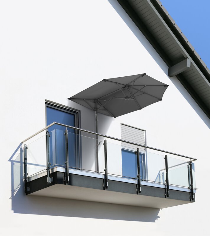 Schneider Sonnenschirm Salerno mezza in Anthrazit,  150x150 cm - der Schirm steht auf einem kleinen Balkon mit Glasgeländer zwischen zwei Fenstern, direkt an der Hauswand.