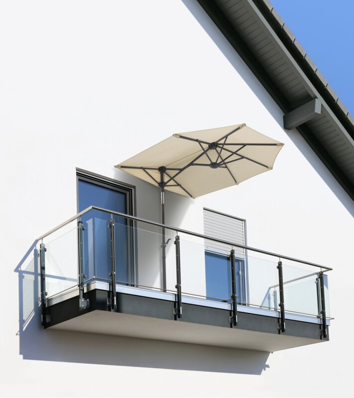 Schneider parasol Salerno mezza in ecru, 150x150 cm - the parasol stands on a small balcony with a glass railing between two windows, directly against the house wall.
