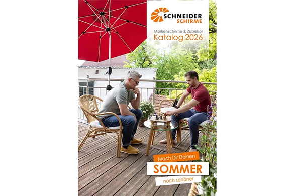 Cover des Schneider Schirme Katalogs 2026. Oben rechts sind das Schneider-Logo sowie Titel und Untertitel zu sehen, unten rechts der Spruch ‚Mach Dir Deinen Sommer noch schöner‘. Das Bild zeigt zwei Männer, die an einem kleinen Tisch auf einem Balkon unter dem roten Sonnenschirm Venedig Schach spielen.